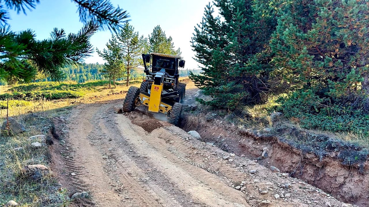 Как грейдер Deere 670 ремонтирует гигантские трещины на дороге #грейдер #автогрейдер #плохиедороги