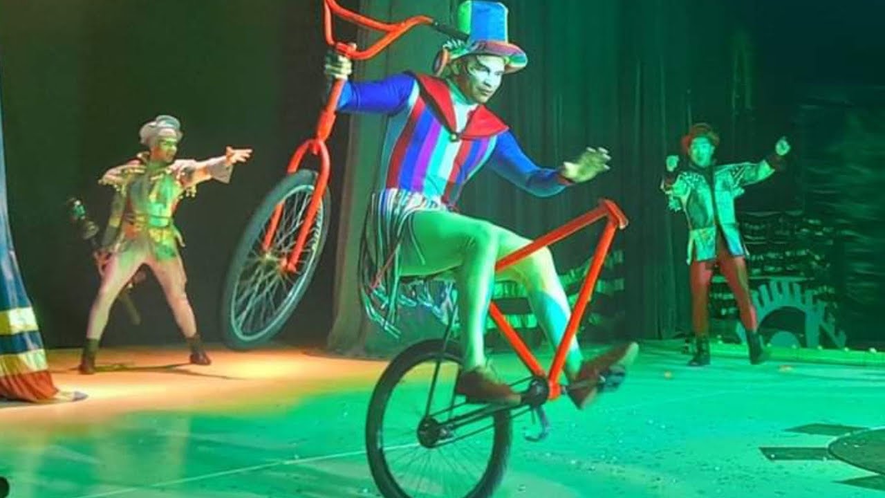 Yego Costa em número de monociclo no circo dos sonhos