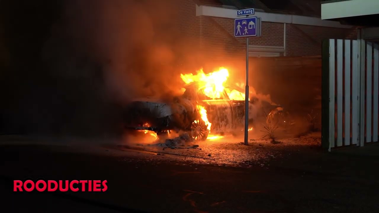 Veel schade bij autobrand in Hoorn, auto volledig uitgebrand