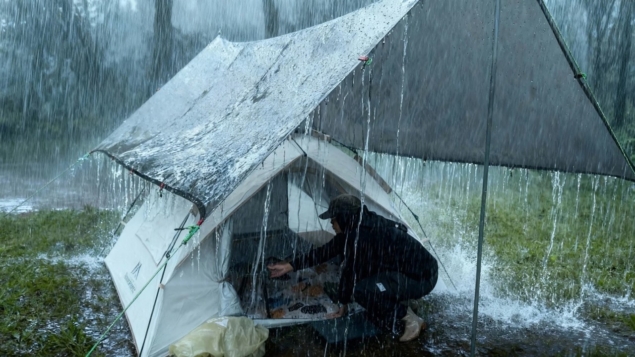 О боже 😱‼️ Меня застал врасплох очень громкий гром ‼️ ⛈️ Один в кемпинге под проливным дождем и