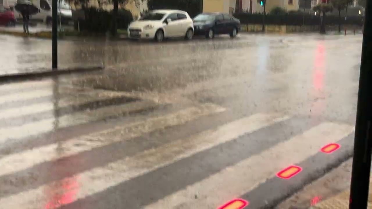 Ισχυρή νεροποντή πλήττει από τα ξημερώματα το Αγρίνιο (15/2/2026)