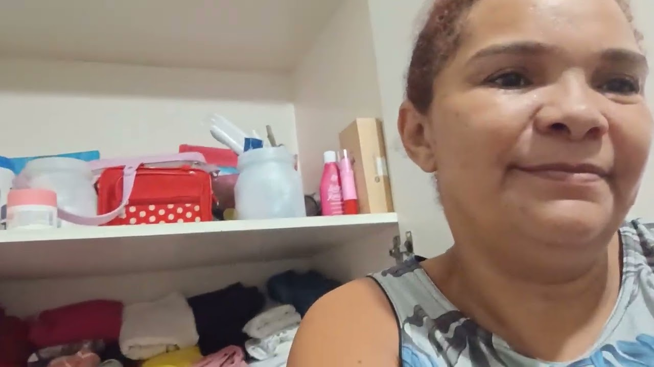 Hoje foi dia de organizar minhas roupas no guarda-roupa 😃