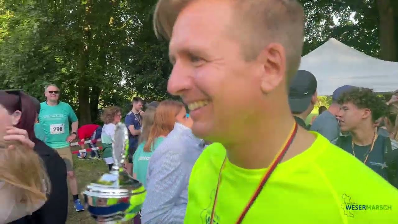 Landkreis in Neongelb beim Firmenlauf