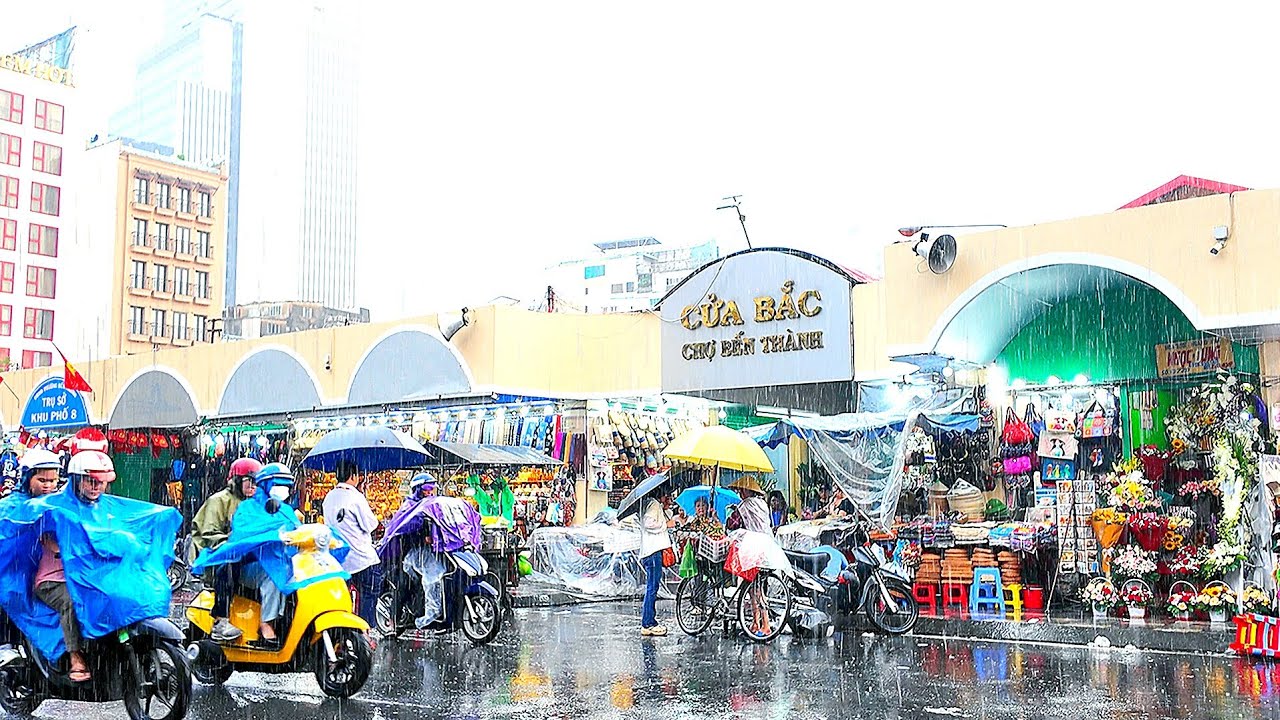SÀI GÒN CHIỀU MƯA XỐI XẢ TRẮNG TRỜI Ở  QUANH CHỢ BẾN THÀNH, |WALKING IN THE RAIN IN HO CHI MINH CITY