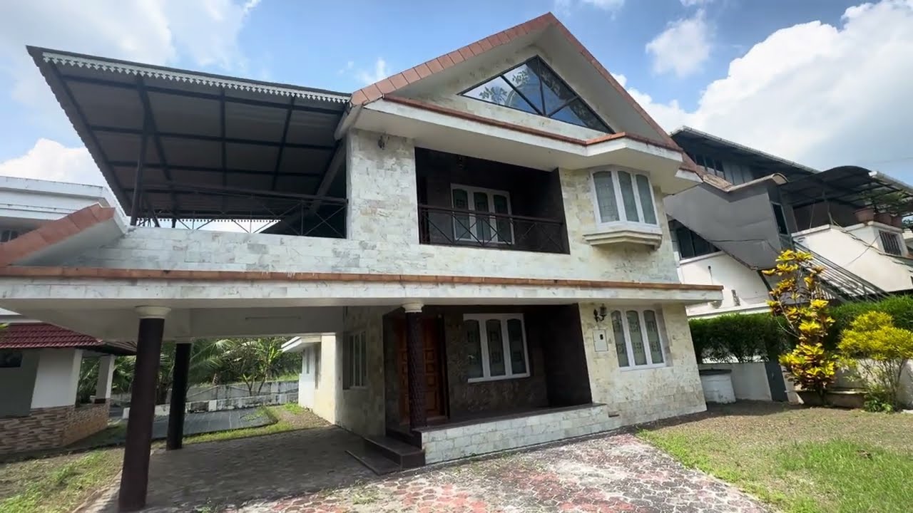 Used Gated Villa for Sale near Kakkanad, Ernakulam | 16 Cent, 2500 Sqft, 4 BHK | Very Urgent Sale