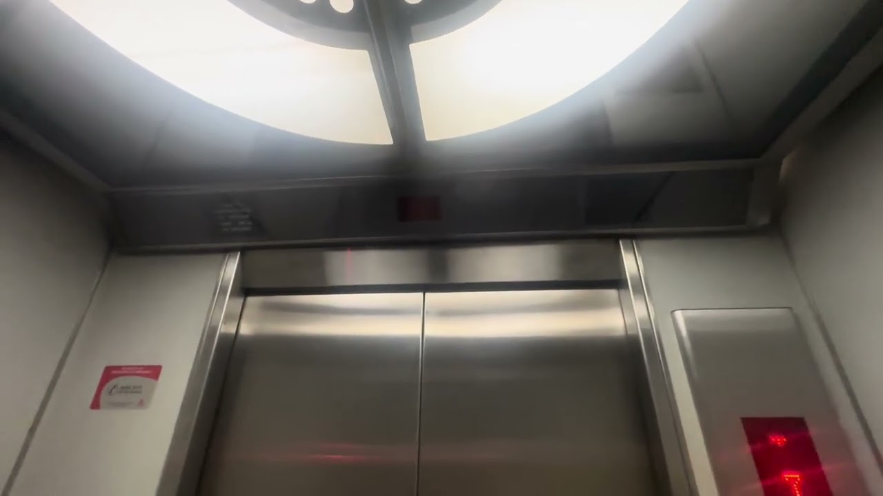 十五/Lantern Festival - Ruined 1995 Hitachi elevator at En Fu Mansions