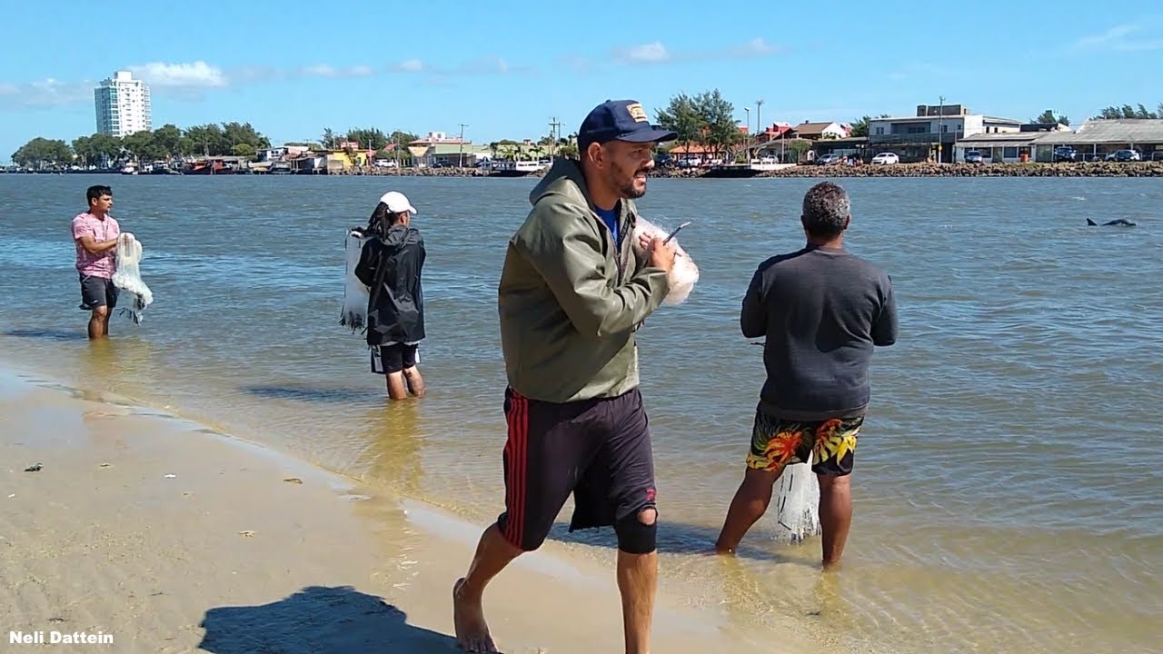 Barra de Tramandaí, 04/04/21, manhã de vento norte, com muitos pescadores fazendo arremessos.