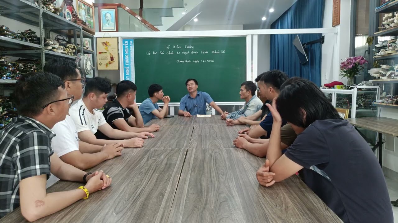 Lớp học sửa chữa bo mạch điện lạnh, khai giảng khóa 30 Dạy Nghề Thắng Nguyễn 