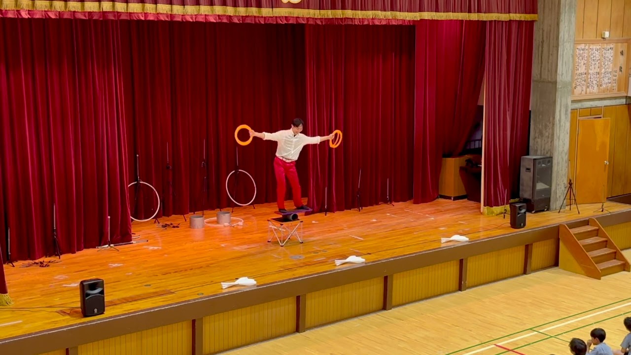 小学校イベント 大道芸人によるローラーバランスジャグリングパフォーマンス