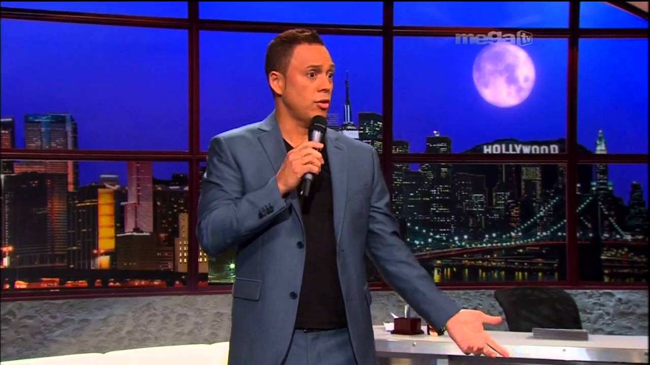 Monologo de Alexis Valdes Hablando Sobre el Idioma Ingles en America (7-18-12)