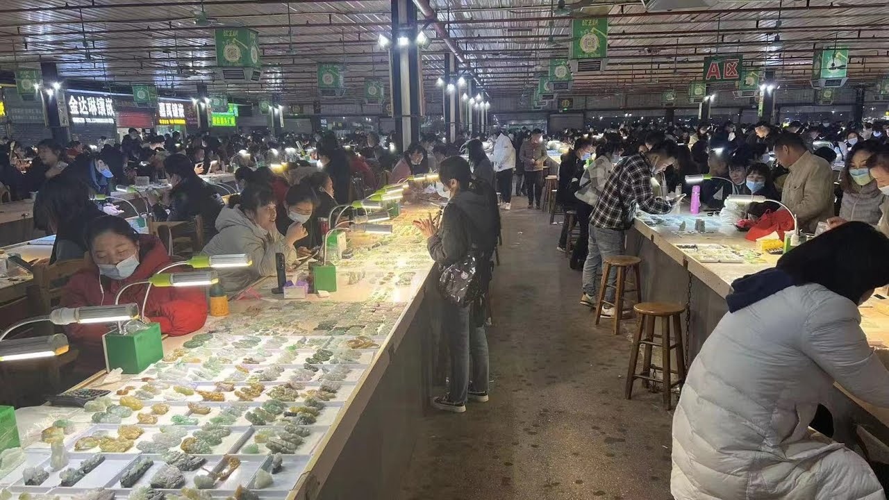 12.7靜靜在四會天光墟翡翠夜市現場給家人們收貨，性價比美貨超多❤️快點進直播間吧#翡翠源头市场#高品質翡翠#帶貨直播#台湾#香港#纽约#澳大利亚#加拿大#马来西亚