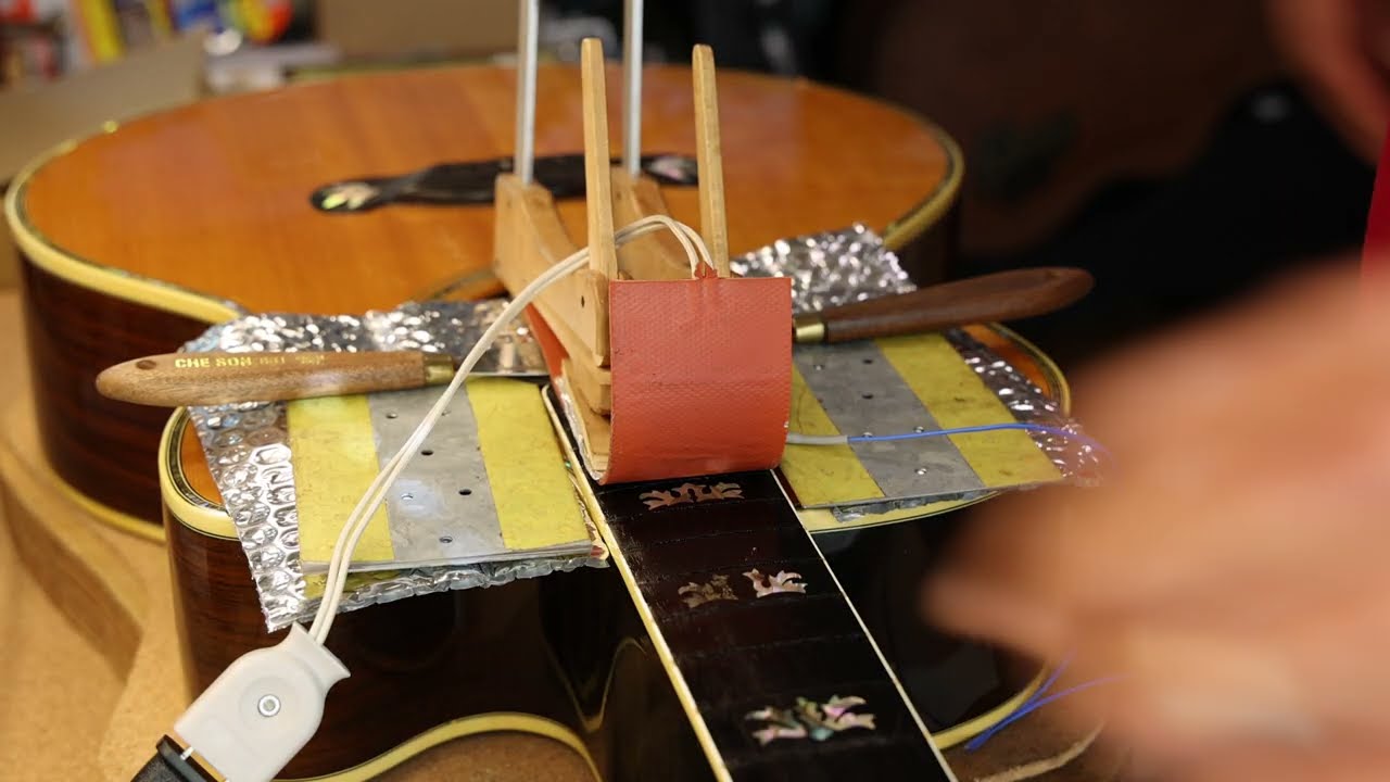 Separating fingerboard from body for neck resetting on Gibson J-2000