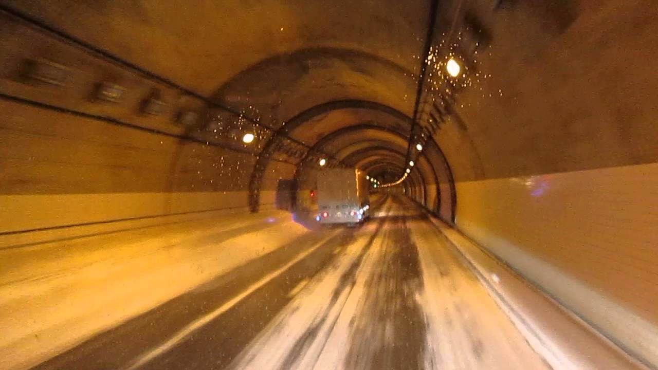 北海道冬の高速道央道夜の連続トンネル