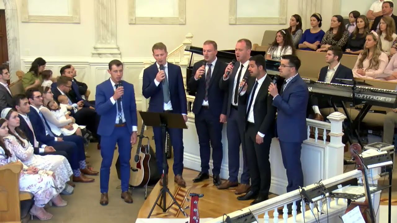 Intr-o zi de primavara la fantana intr-un sat - Grup barbatesc