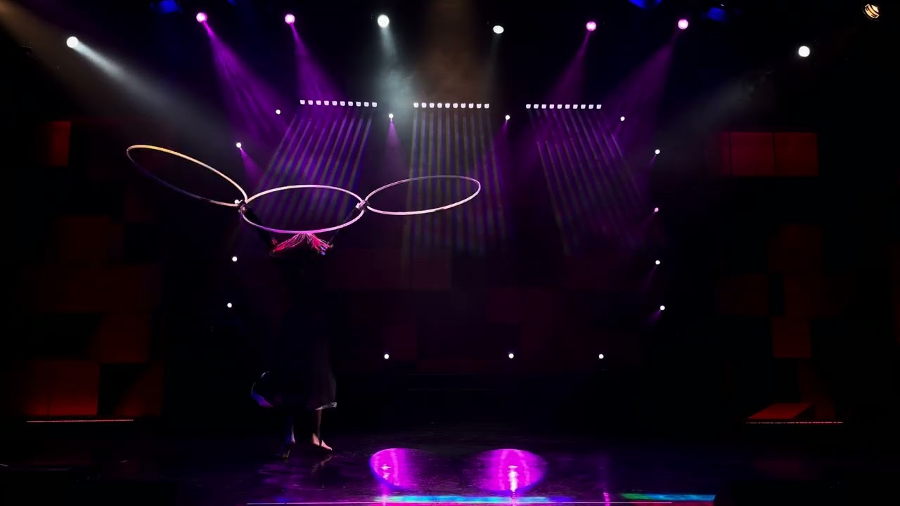 Viktoriia Petrenko/hula-hoops performer 