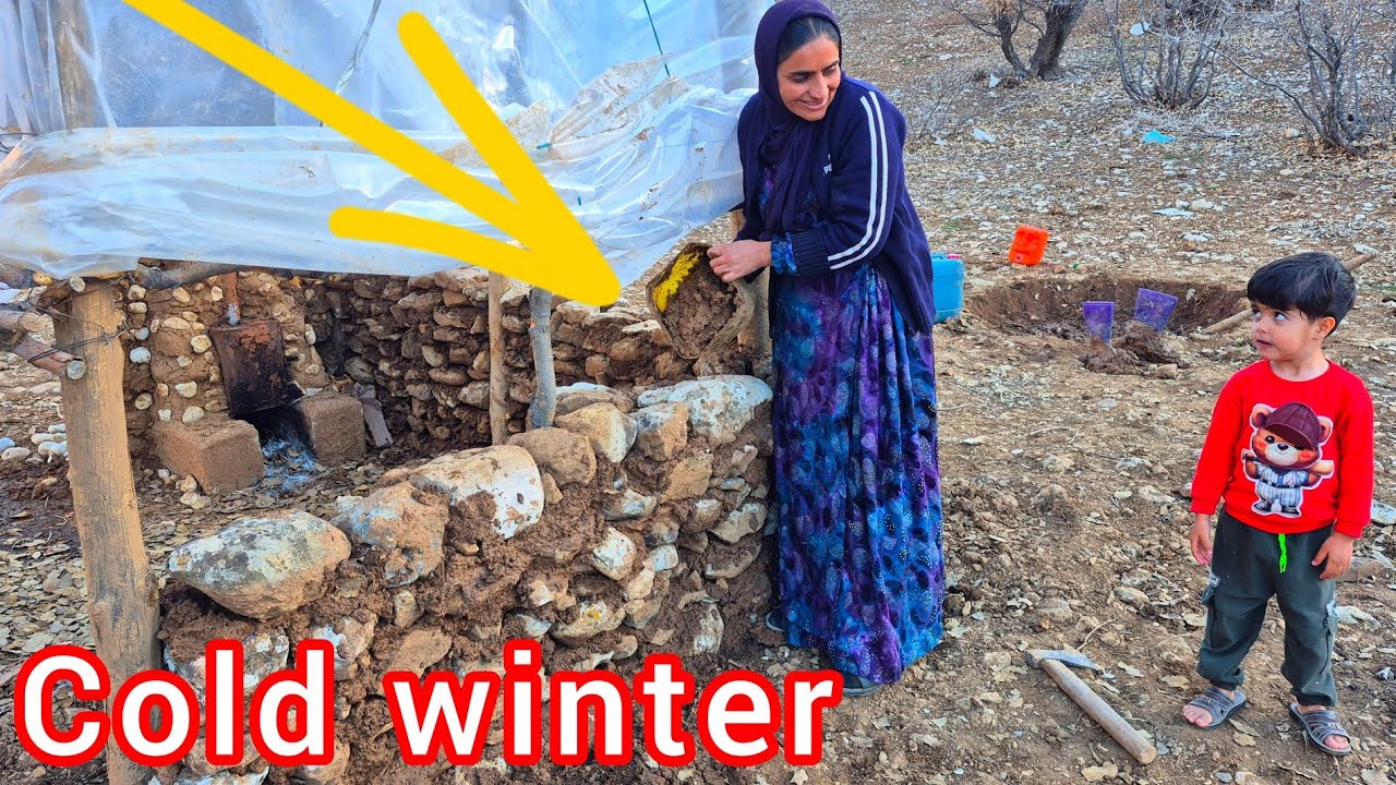 Борьба бездомной матери за выживание: строительство убежища от холода и дождя.