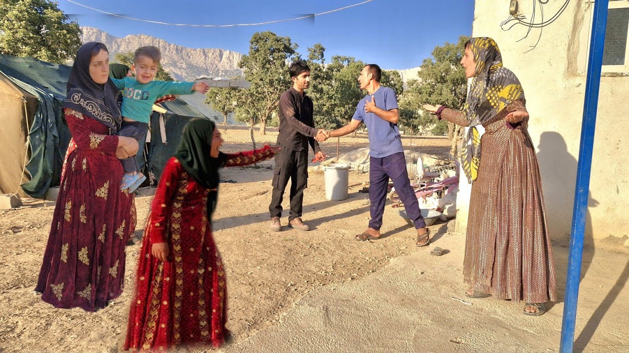 Afsaneh and Ghodrat arehappyaboutthehelp theyreceivedfromHamid'sgrandmothertobuild abeautifulcottage