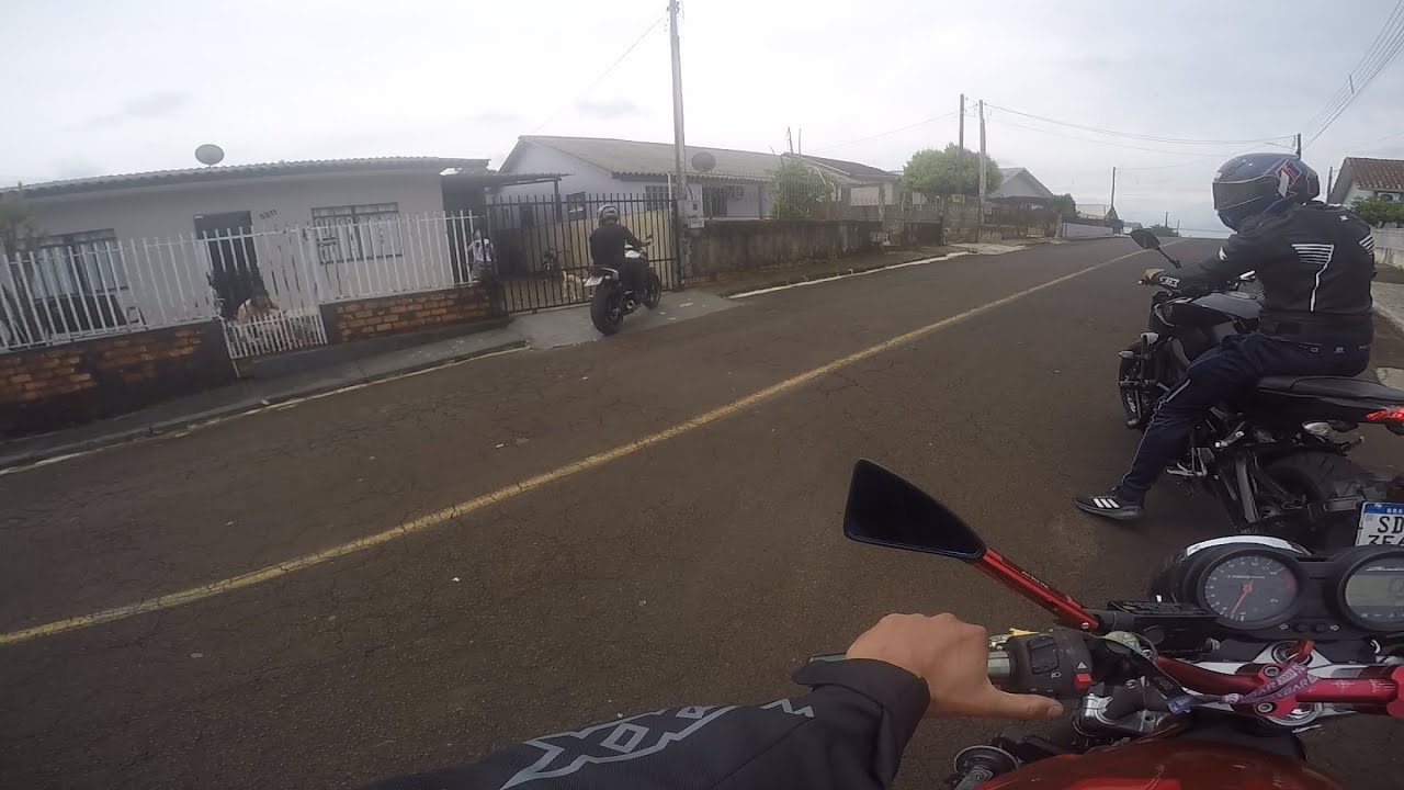 Tentando acompanhar as moto dos meus amigos com a bandit so o cano   mt07 mt09😄