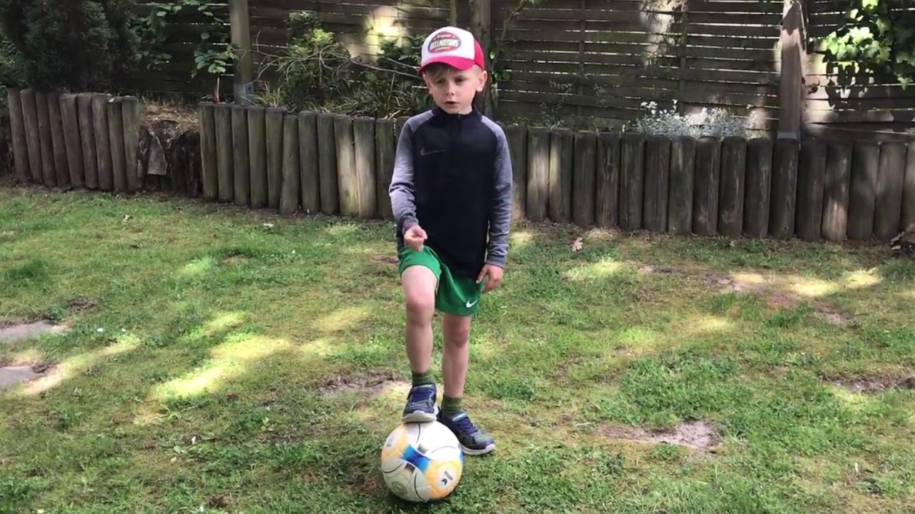 Fu&szlig;balltricks mit Charlie
