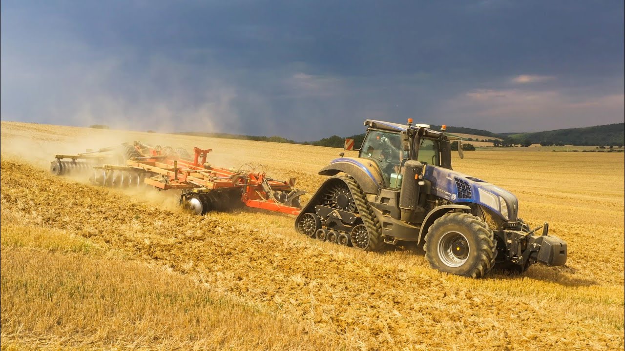 Chantier de moissons dans une ferme 100% New Holland ! déchaumage - pressage - moisson