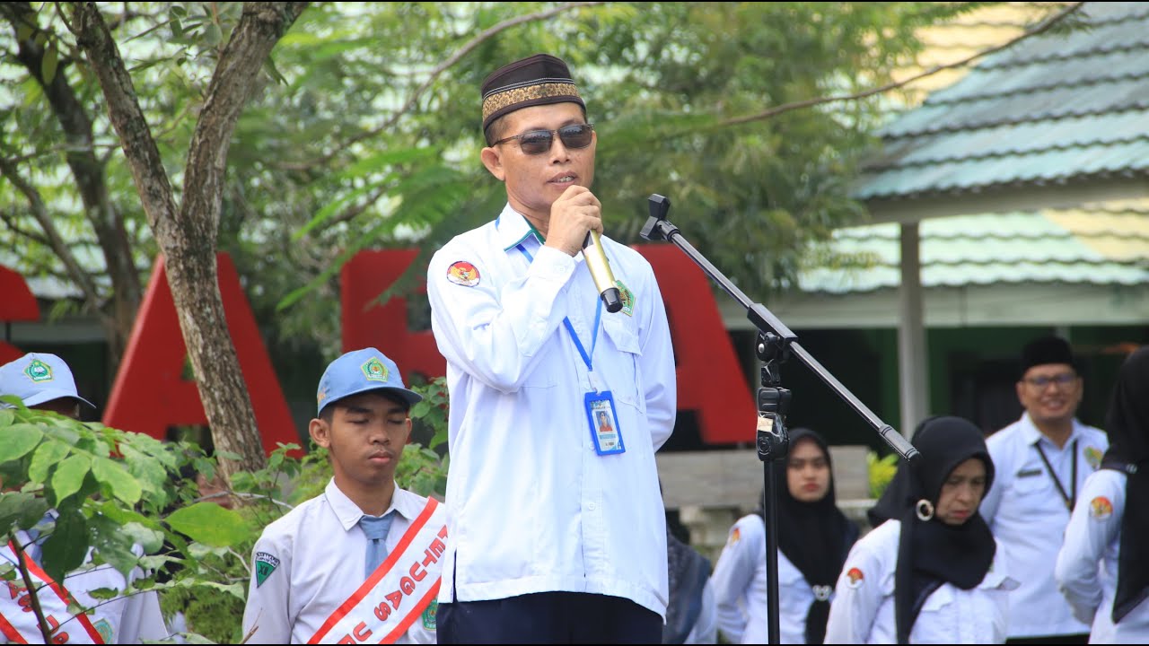 UPACARA BENDERA SENIN MAN 1 TAPIN, PEMBINA TEKANKAN DISIPLIN DAN SEMANGAT BELAJAR SISWA