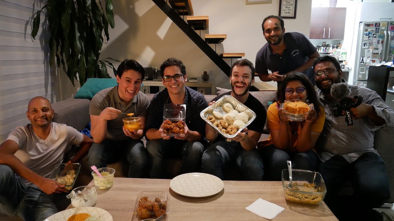 MEXICANS TRY SOUTH-INDIAN FOOD
