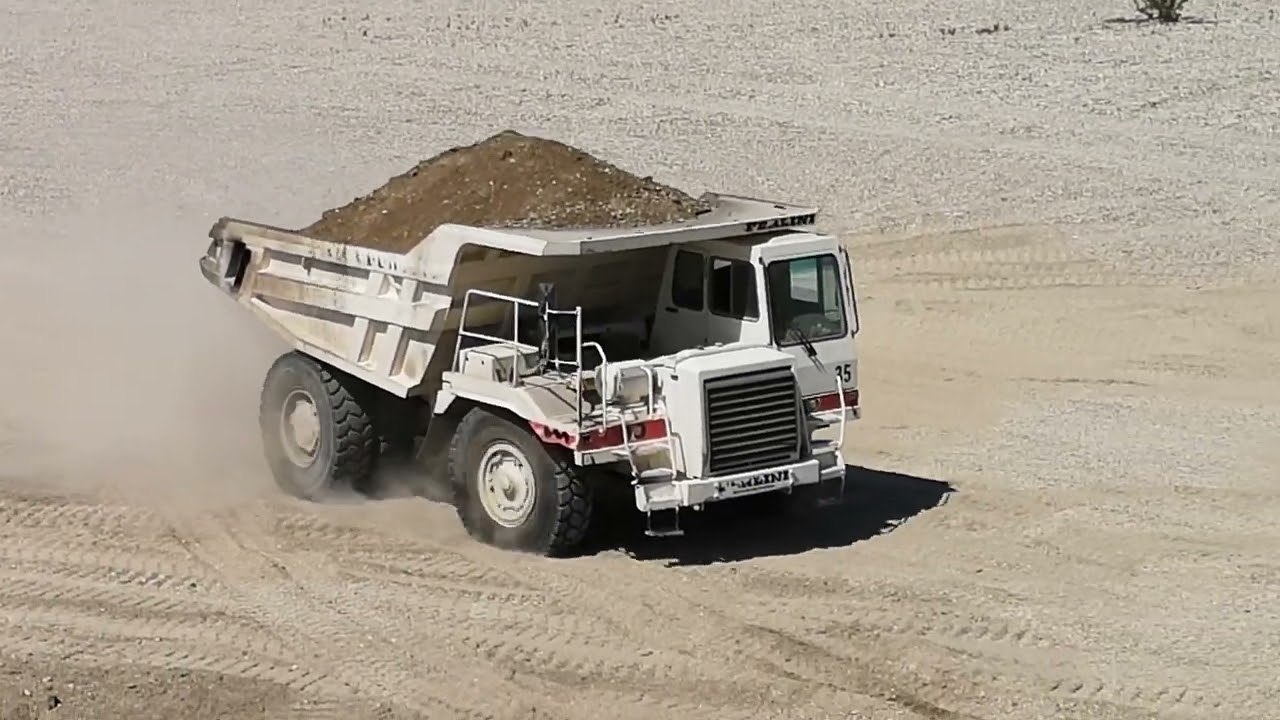 LAVORO PERICOLOSO PER GIGANT DUMPER PERLINI IN TAGLIAMENTO INSIDE DANGER WATER Caterpillar 972M LOAD