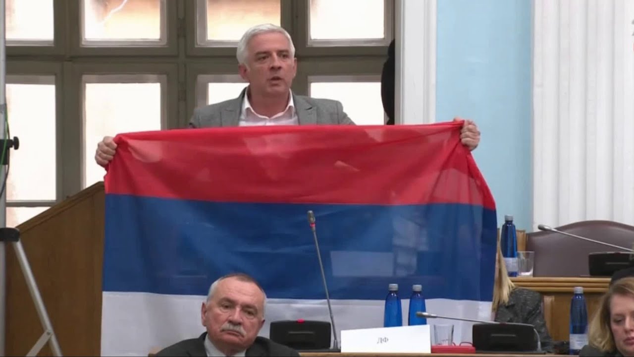 Vučurović razvio trobojku u Skupštini Crne Gore!
