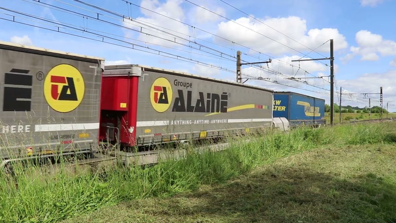 Avant TOURNUS pk 406.2, MA100, l'ETCS X72500 &  le MA 100 54003 se gare pour se faire doubler.