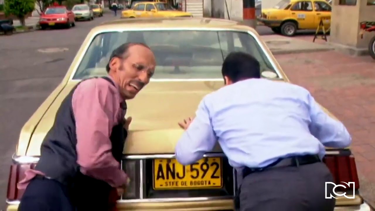 Armando ayuda a don Hermes a empujar su auto | Yo soy Betty, la fea