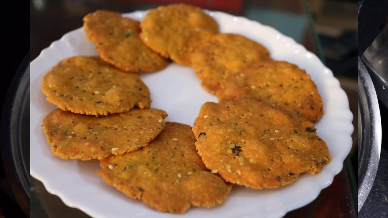 Baked Mathri | Khasta Mathri with Besan and Sooji | सूजी और बेसन की खस्ता कुरकुरी मठरी ।