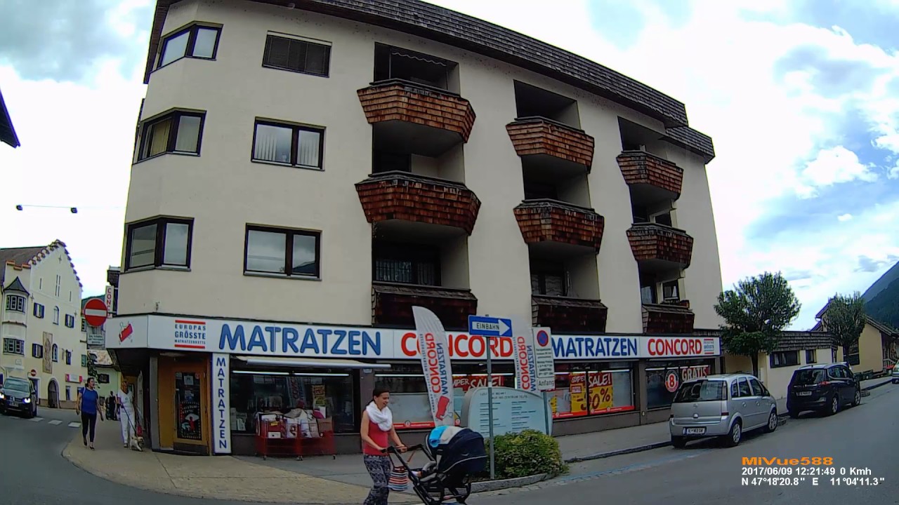 A: Marktgemeinde Telfs. Bezirk Innsbruck Land. Fahrt durch den Ort. Juni 2017
