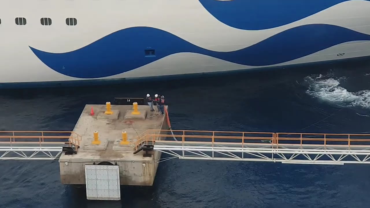 Close Up on how a Cruise Liner 