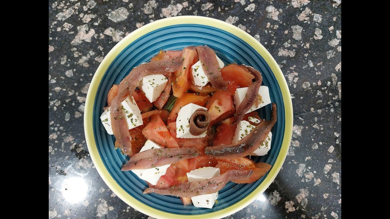 Ensalada de tomate, queso fresco y anchoas