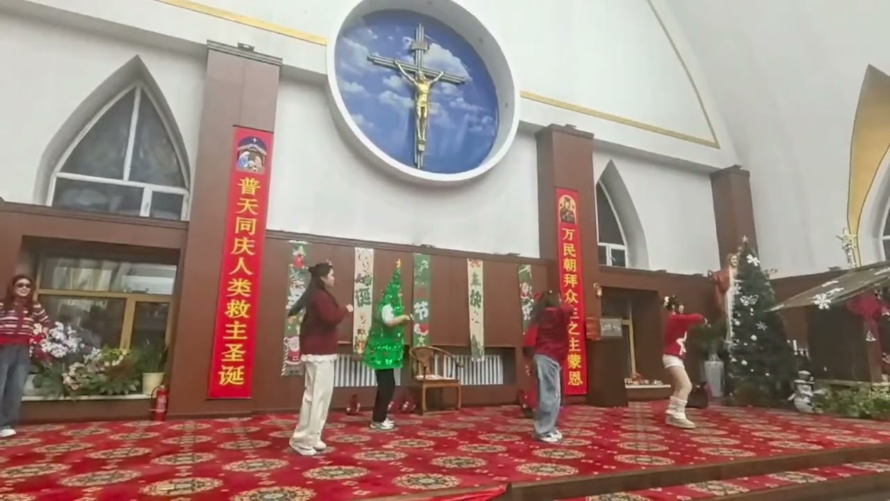 哈尔滨大直街天主堂以歌舞喜迎圣诞，据说在30号举行地上地下合一弥撒