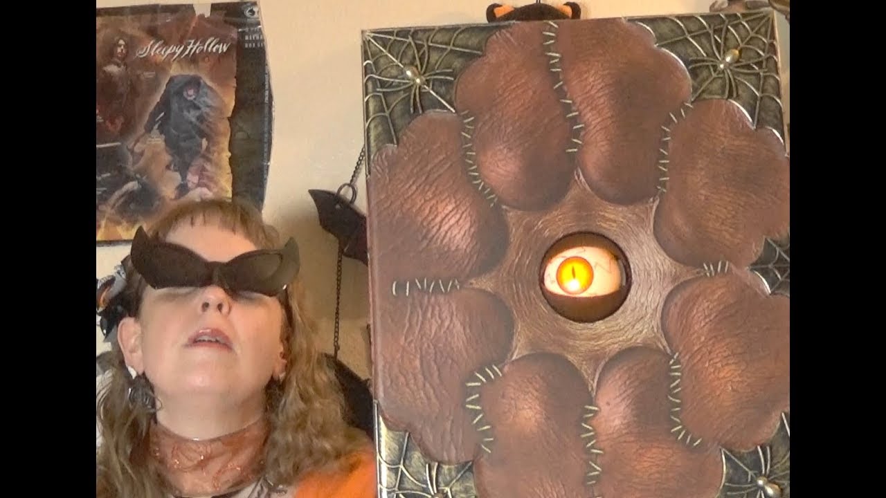 Hocus pocus animated spell book/Spirit Halloween, Demo and review
