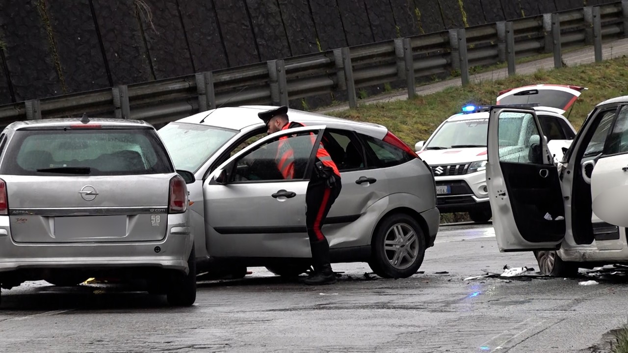 Schianto tra auto a Castelnuovo, muore un uomo di 58 anni