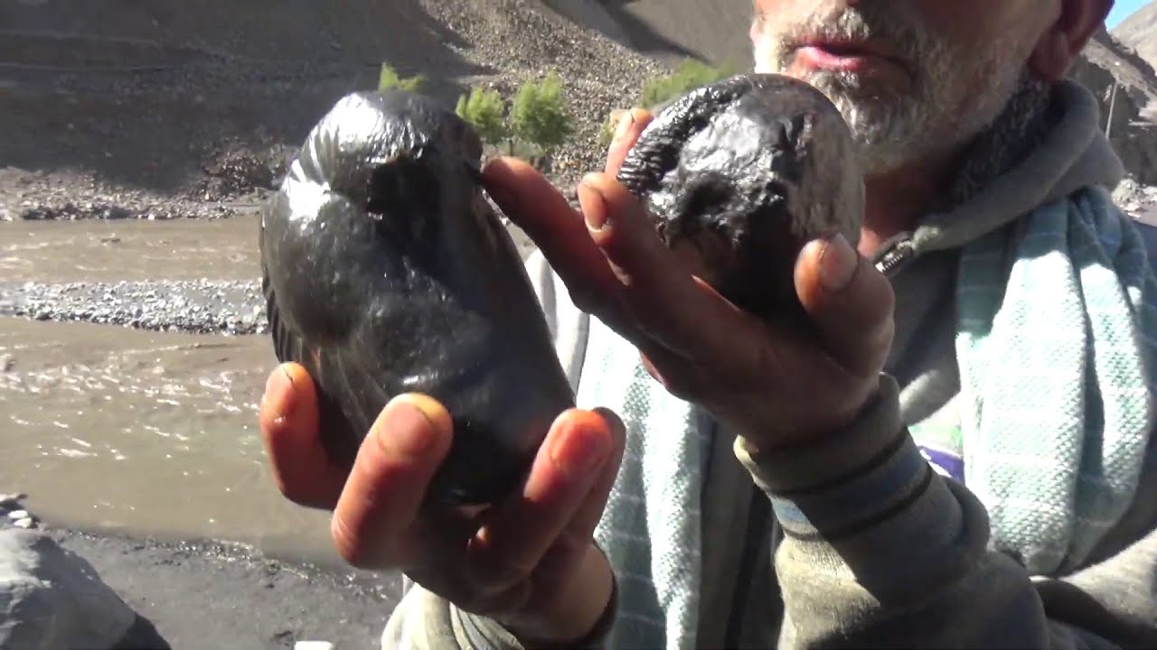 कालिगण्डकीको किनारमा  शालीग्राम खोज्नेहरु के भन्छन् त ? Saligram Real in Mustang