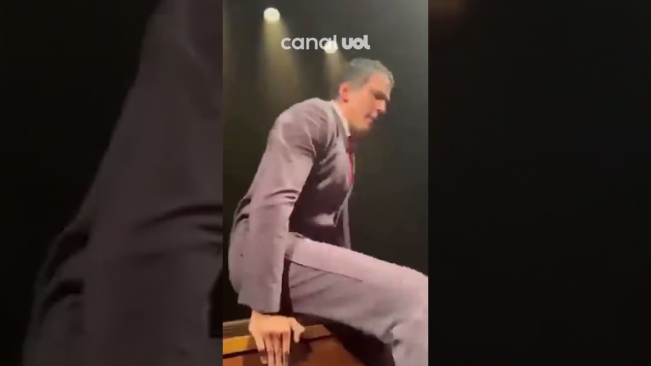 Mateus Solano dá tapa em celular ao ser filmado em peça; veja vídeo