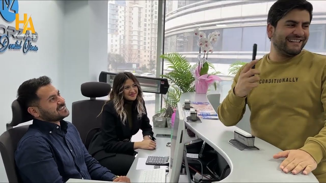 همایون افغان با افغان‌های که به کلینیک نورزاد مراجعه نموده اند