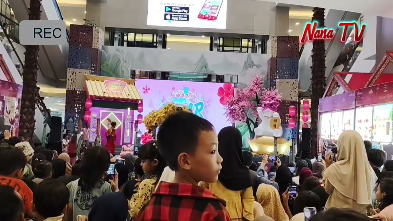 Pertunjukan Barongsai di mall TangCity dalam acara Tahun baru Imlek 