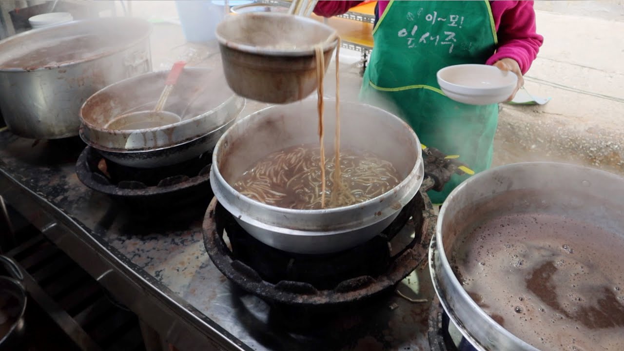 팥죽할멈과 팥칼국수? 말바우시장 할머니장터 골목 20년 전통 옛날팥죽, 동지 팥칼국수“팥죽 한그릇 주면 안잡아 먹~지!”  Korean traditional black noodle