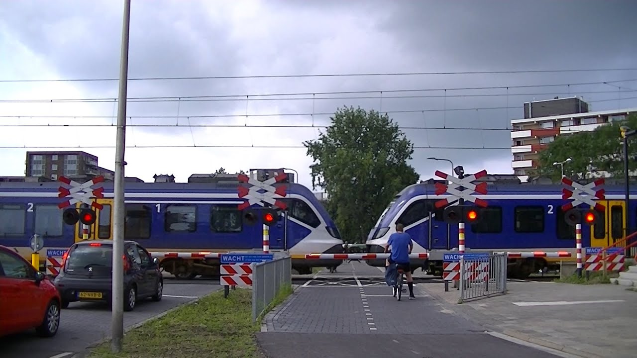 Spoorwegovergang Diemen // Dutch railroad crossing