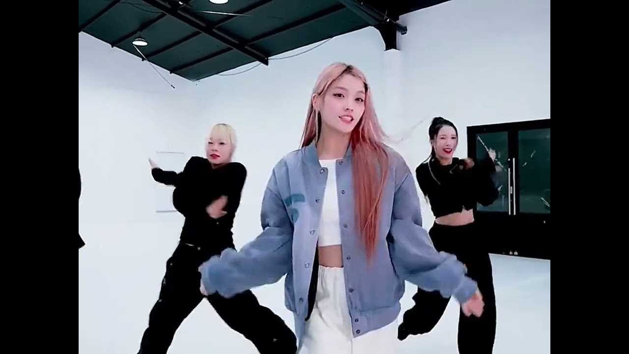 ILLIT- 2024 MUSIC BANK GLOBAL FESTIVAL in JAPAN - TICK TACK DANCE PRACTICE