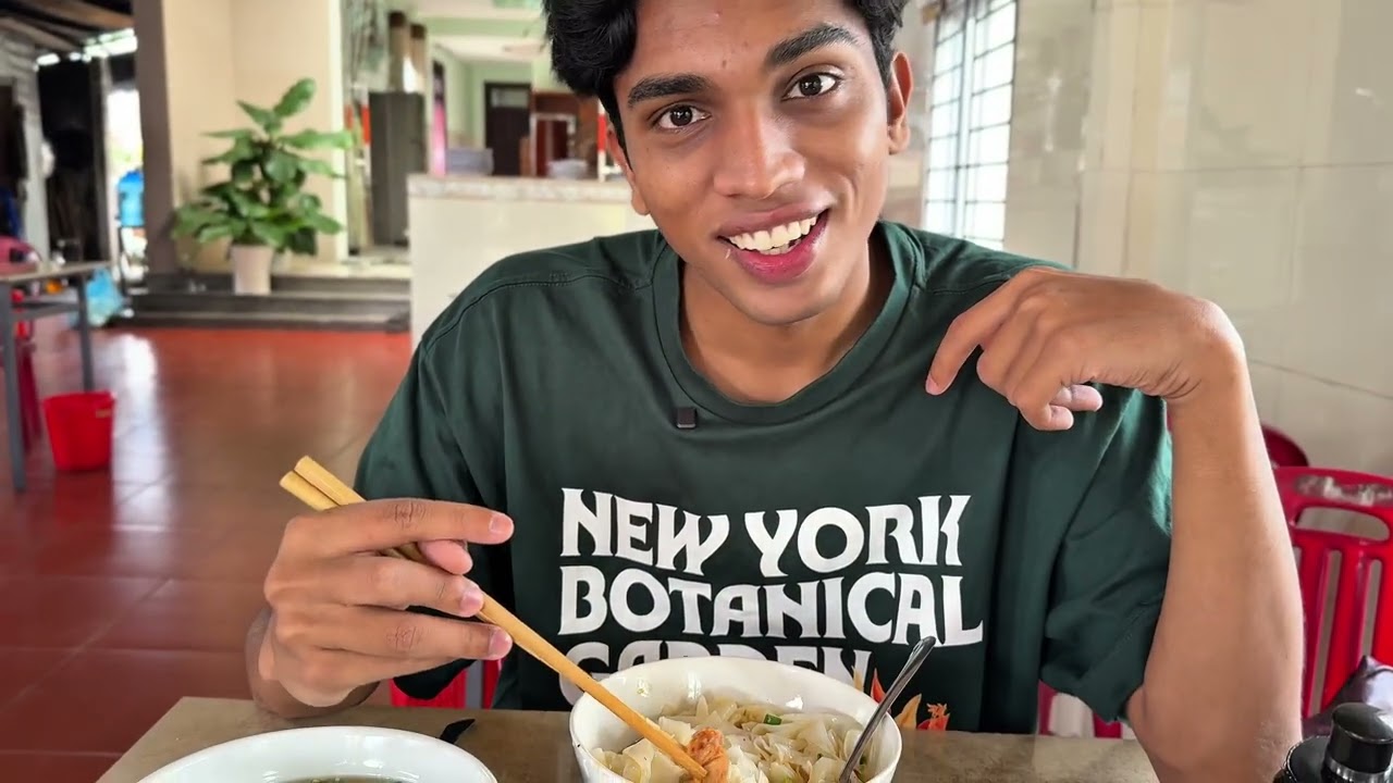 Best Vietnamese Food for Indians? 🇮🇳🇻🇳 Trying Mì Quảng During Tết with Locals in Da Nang! 