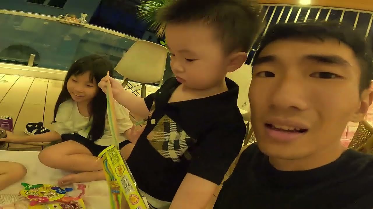 chippy KHUYA RA ĐƯỜNG gặp bé gái bí ẩn 1 MÌNH NGOÀI ĐƯỜNG không có ba mẹ