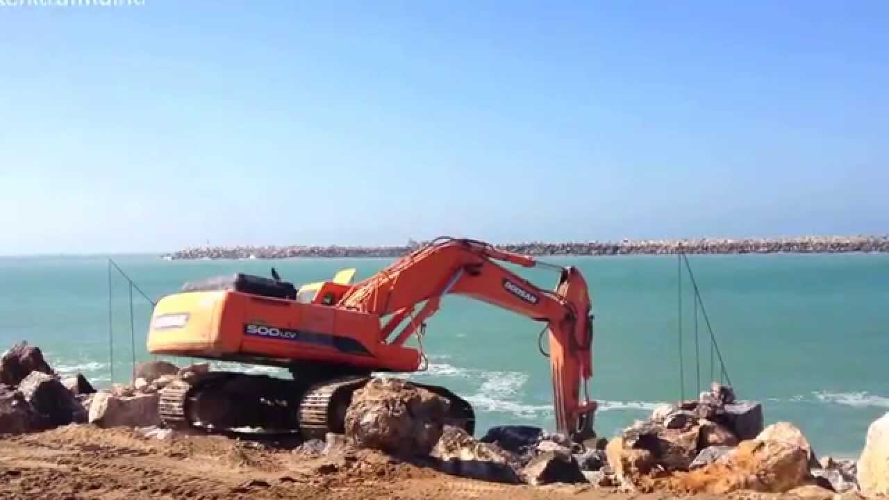 أشغال توسيع الحاجز الصخري بشاطئ المهديه Travaux a Mehdia