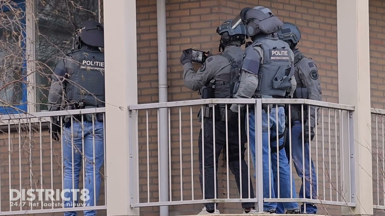 Arrestatieteam doet instap in woning na melding van man met wapen op balkon Pauwhof Rijswijk