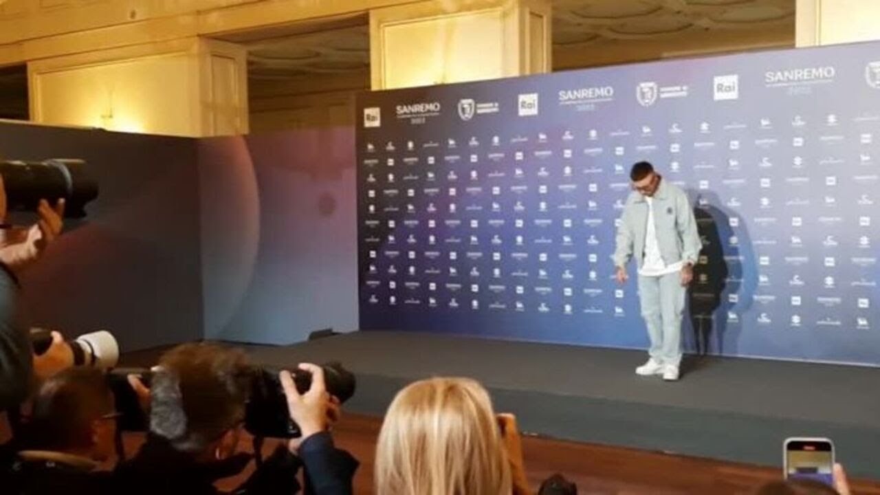 Sanremo, Lazza prende in braccio Emma e lei ricambia