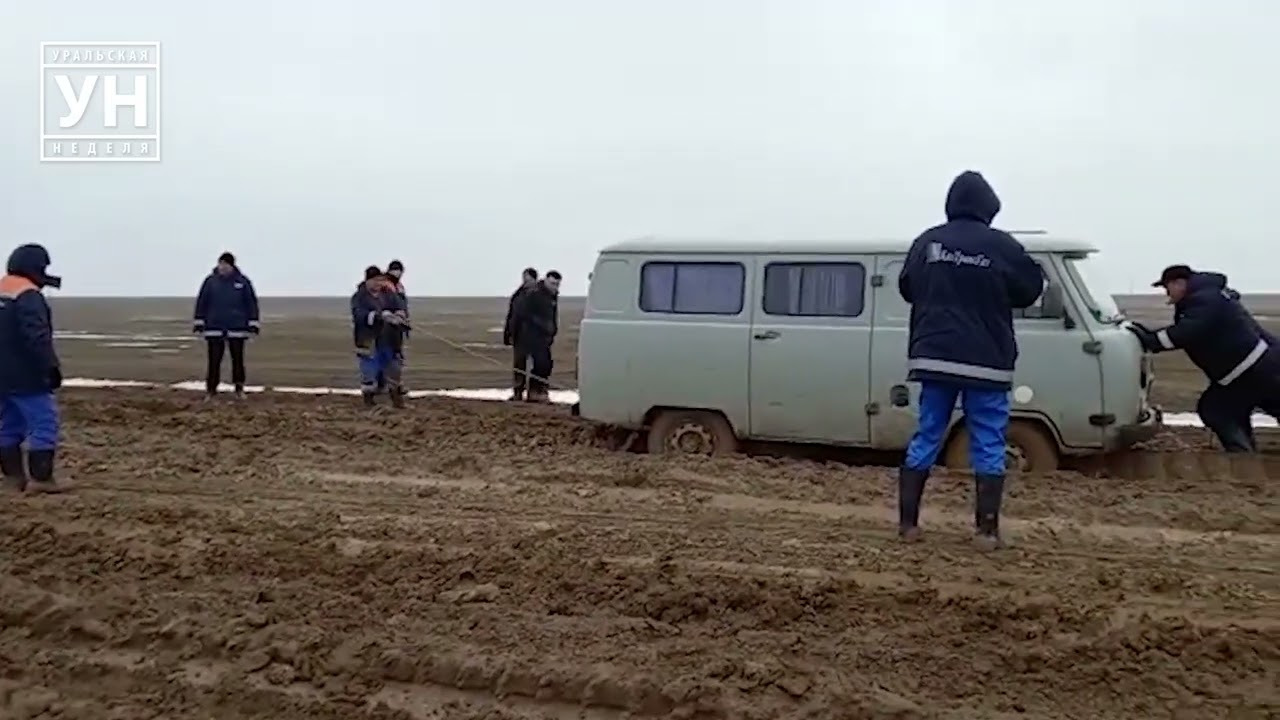 На автодорогах &laquo;Казталовка-Жанибек-Сайхин&raquo; застревают машины с маленькими детьми и пожилыми людьми